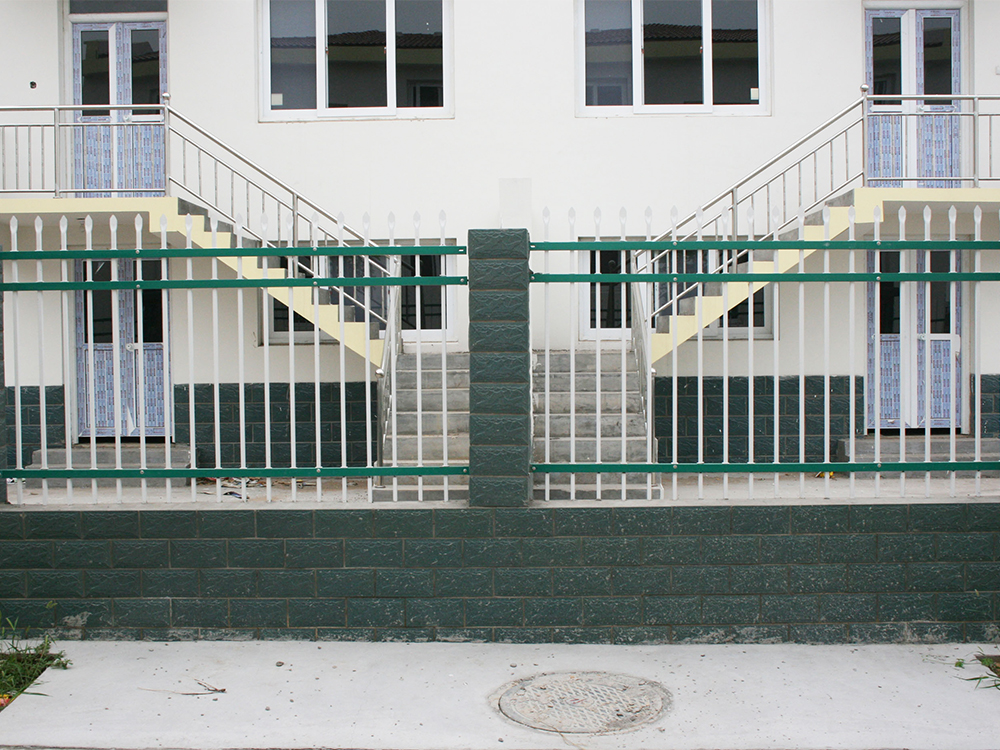 锌钢护栏应用于学校围墙防护